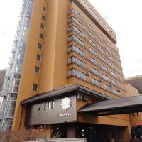 これが本館、奥に見えるのが別館