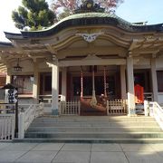 通りから奧に参道が続いて、立派な神社がその先に。