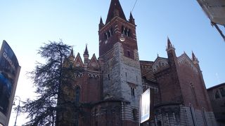 不思議な形の教会。