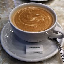 大きめサイズのカフェラテ。美味しかったです。