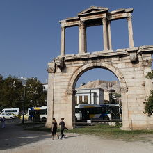 門の中にアクロポリスの丘が見えます