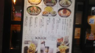 新橋の西口の商店街の中にあるラーメン店