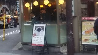 新橋の改札でもすぐ目の前