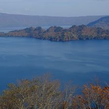 展望台から見た十和田湖。細長い中山半島と右奥には御倉半島も。