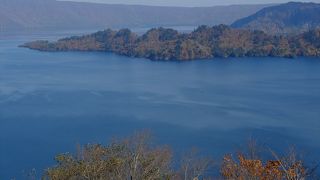 十和田湖を南側から見下ろす峠の展望台。無料駐車場、レストラン、お土産屋さんもあります。