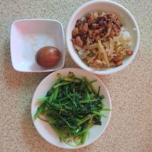 肉燥飯、煮卵、空心菜