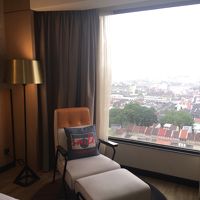 窓際に立てば、左側にペナン大橋が見えます。