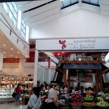 フードコートではお土産選びも