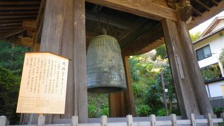 鐘つけば銀杏散るなり建長寺