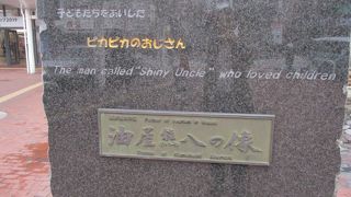 JR別府駅前にある油屋熊八像は、ラグビーかサッカーのユニフォームのようなものを着せられており、なんとなくかわいそうな感じでした。