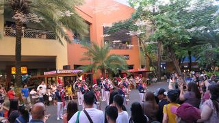 空港至近、にぎやかで楽しい