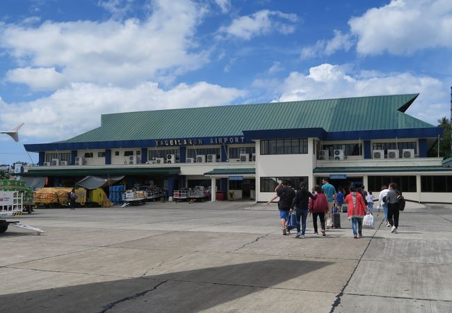 バンドの生演奏にびっくり。いい感じに田舎びた空港です。
