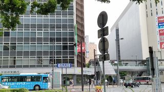 博多の駅と港を結ぶ大通り