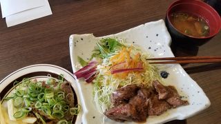 ランチは1000円でカレーや牛丼食べ放題でがっつり