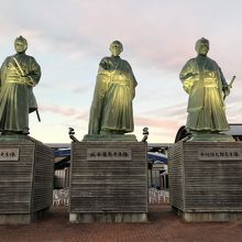 大きいブロンズ像