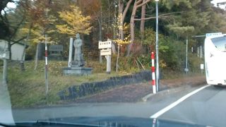 たつこ姫伝説に基づく金色の像