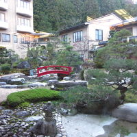 ロビーから庭園を眺めます～