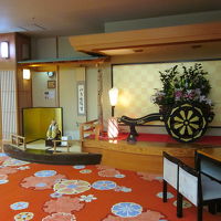 ロビーに飾られた花車は生花です！