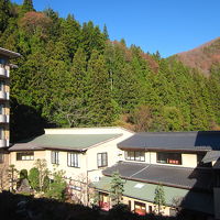 庭園を囲むように客室棟と山々～