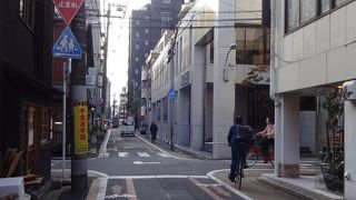 この道を駅に向かって途中まで歩きました。