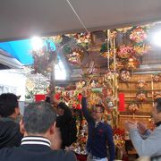 熊手が売れる手締めの音が、酉の市の雰囲気を盛り上げる神社。