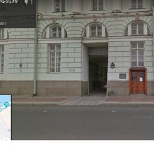 本館から川沿いに運河を超えると分かりづらい入口