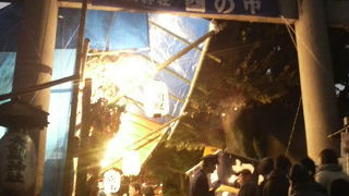 酉の市の夜は鳥居の外まで参拝・入場の行列が