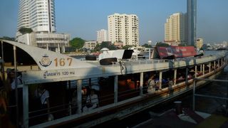 王宮方面へのアクセスには一番便利