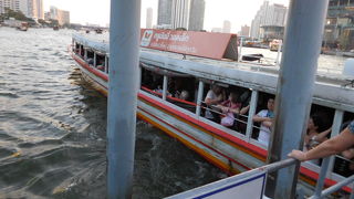 ＢＴＳサパーンタクシン駅の近くです。