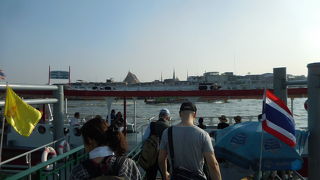 格安で対岸に渡れます。