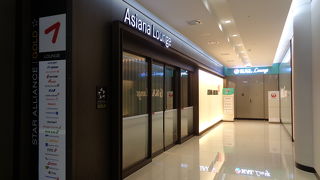 こじんまりとしたラウンジ