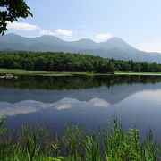 知床連山が水麺に映る知床二湖