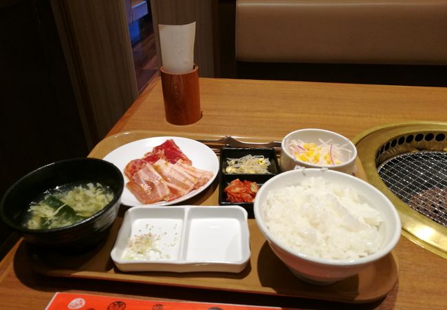 平日ランチはドリンク付きのセットメニューがお得