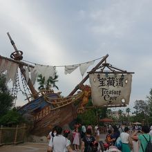 アトラクションの入り口にある難破船