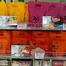 三陸の幸を加工した煎餅等も取り扱っています