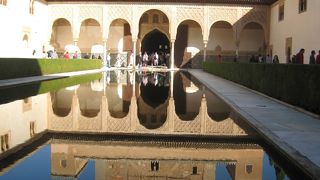 鏡写しが美しい池のある『アラヤネスの中庭』