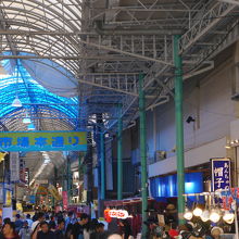 アーケードのある商店街です