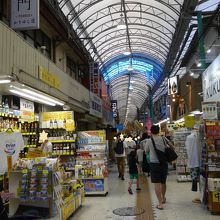 通路が狭くなるほど商品が並べられています