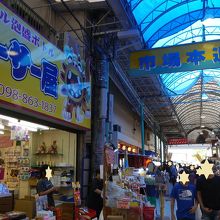 アーケードの一部はブルーシートが掛けられていました