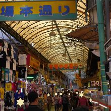 公設市場から先は市場中央通りに名前が変わります