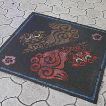 路面には沖縄らしいデザインのタイルがあります