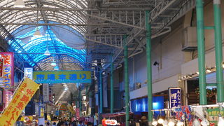 活気のあるアーケード商店街