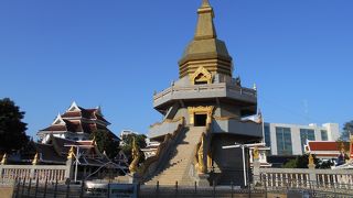 ワットポーティソムポーン、仏塔