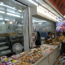 お菓子屋さんには行列ができていました