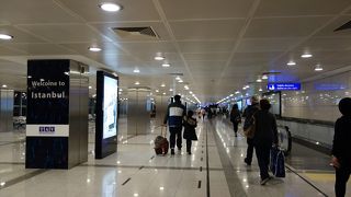 24時間オープンの大きな空港