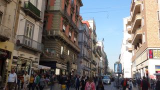 ナポリのメインストリート。とっても楽しい通りです。