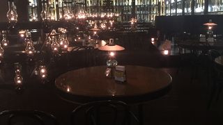 喫茶コーナーランプをつける朝一が素敵です。