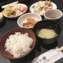 ごはん・味噌汁もおかわり自由