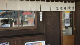 駅舎のビル内のそば屋