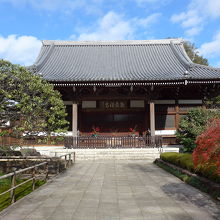 観泉寺参道正面から見た本堂